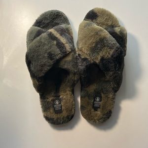 Volcom camo women’s slippers